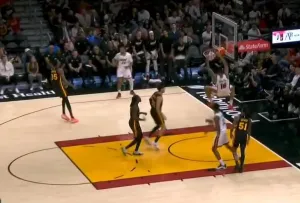 kaiyun中心-凯沙德-约翰逊双手暴扣连拿4分，热火次节领先老鹰16分